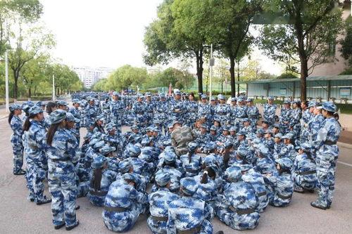 每日吃瓜军训,军训生活趣味横生