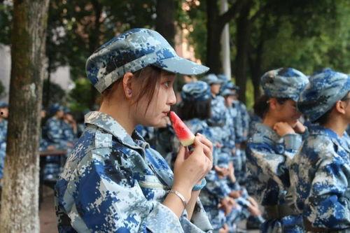 每日吃瓜军训,军训生活趣味横生