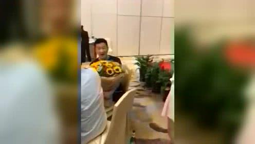 女生教室吃瓜,女生教室里竟成了“吃瓜”现场