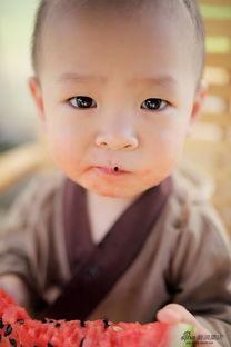 夏天萌娃吃瓜,夏日萌娃欢乐瓜趣记