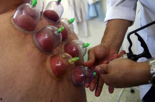 趴下吃瓜图片,趴地品尝，共享夏日清凉时光