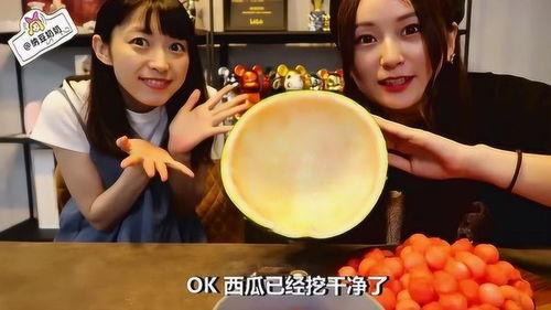 女子爆笑吃瓜,笑料横飞，欢乐无限！