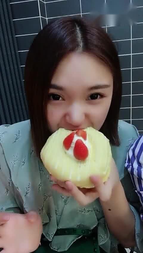 女子爆笑吃瓜,笑料横飞，欢乐无限！