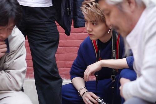 男生全家吃瓜,男生家庭温馨日常