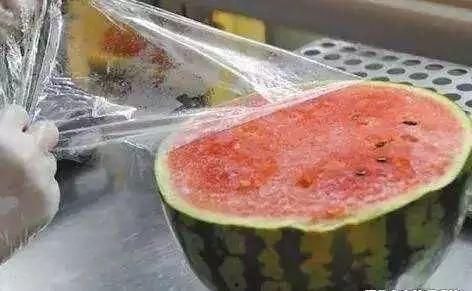 男生全家吃瓜,男生家庭温馨日常