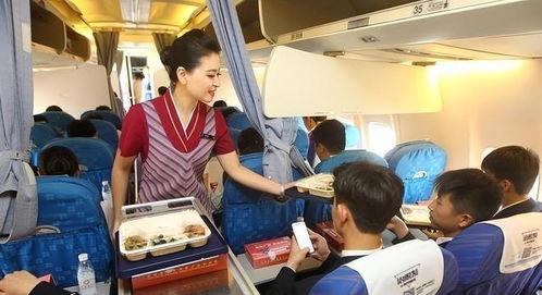 空姐和乘客吃瓜图片,空姐与乘客共享吃瓜时光
