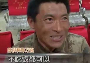 男子淡定吃瓜,诠释从容生活态度