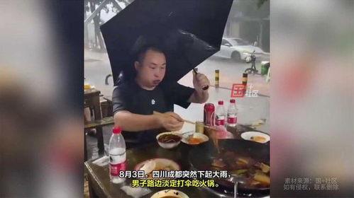 男子淡定吃瓜,诠释从容生活态度