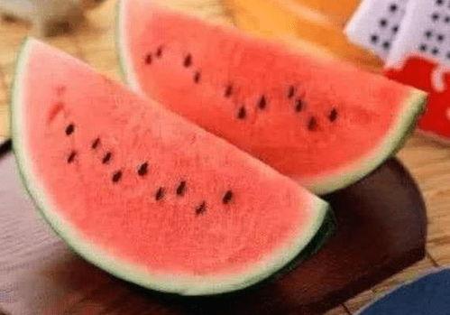 周围的人吃瓜,一场别开生面的邻里盛宴