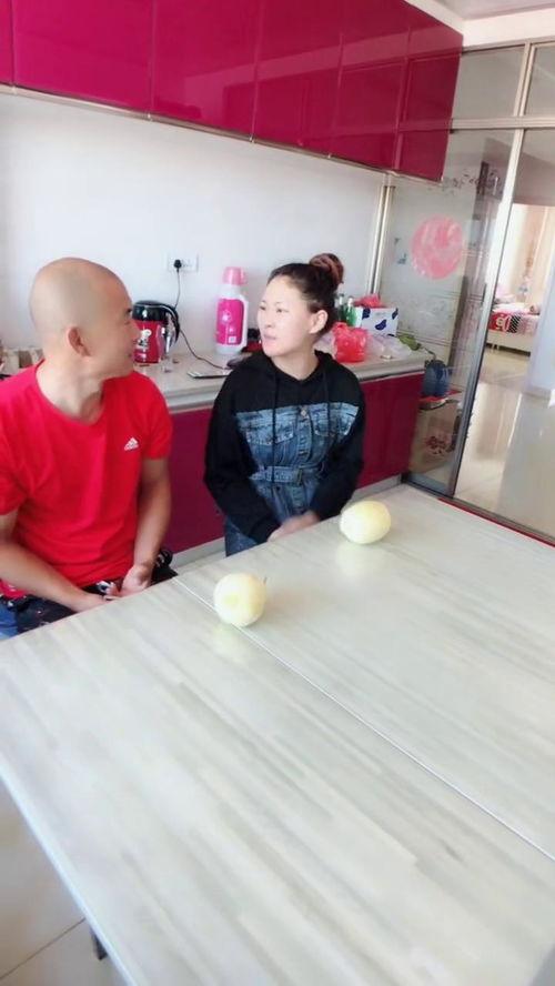 全家吃瓜恶搞老爸