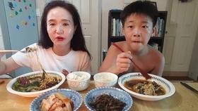 江苏母子吃瓜,吃瓜瞬间引发网友热议