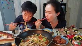 江苏母子吃瓜,吃瓜瞬间引发网友热议