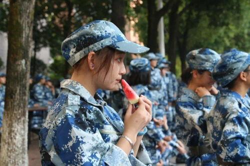 每日吃瓜军训,军训生活趣味横生