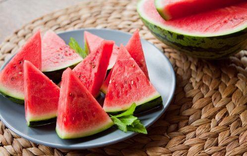 搬张凳子吃瓜,品味人间百态——搬张凳子吃瓜记