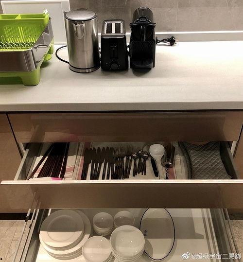 公寓门上吃瓜,揭秘邻里间的趣味生活瞬间